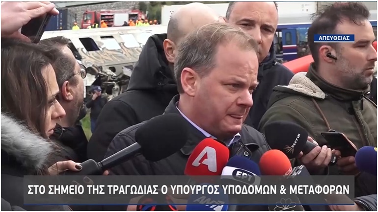 Ο μωρός καραμανλικός κληρονόμος εσύρθη κλαψουρίζοντας στην παραίτηση