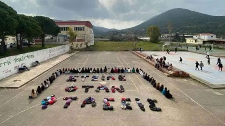 Τραγωδία Τέμπη: Μαθητές στην Πύλο έγραψαν με τις τσάντες τους «Στείλε όταν φτάσεις»