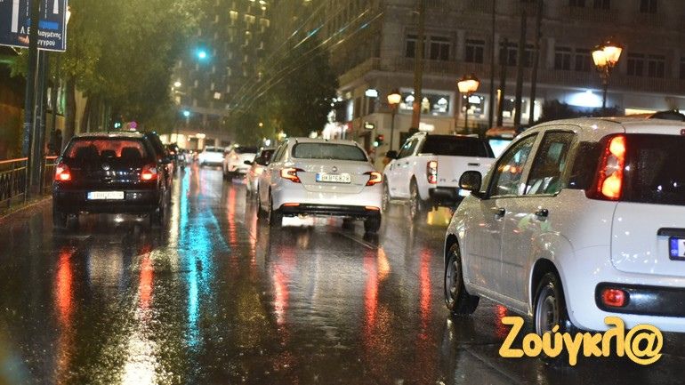 Καιρός: Άνοιξαν οι ουρανοί στην Αθήνα – Διακοπές ρεύματος σε πολλές περιοχές