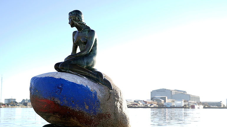 Στόχος βανδαλισμού η μικρή γοργόνα της Κοπεγχάγης – Άγνωστοι ζωγράφισαν ρωσική σημαία στη βάση της