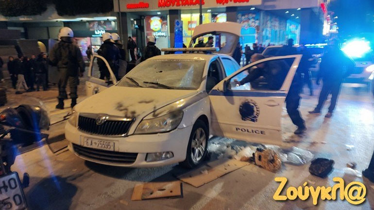 Επεισόδια στο Σύνταγμα: Τραυματίστηκαν πέντε αστυνομικοί – Τέσσερις προσαγωγές