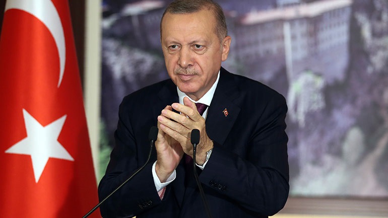 Οι δημοσκόποι βλέπουν ότι παραμένει αλώβητη η υποστήριξη στο κυβερνών κόμμα AKP του Ερντογάν παρά τον σεισμό