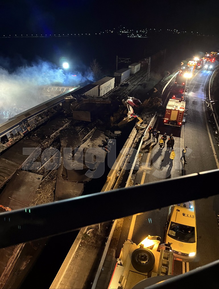 Οι πυροσβέστες που έσπευσαν άμεσα στο σημείο αντικρύζουν τα συντρίμμια από τα βαγόνια και τους καπνούς από τη φωτιά που προηγήθηκε