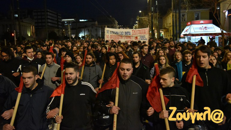 Κινητοποιήσεις στο κέντρο της Αθήνας για την τραγωδία στα Τέμπη – Ένταση και επεισόδια έξω από τη Βουλή