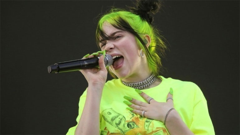 Η Billie Eilish διέγραψε τα μέσα κοινωνικής δικτύωσης από το τηλέφωνό της
