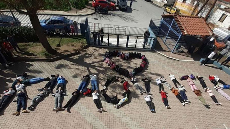 11ο Δημοτικό Λάρισας: Οι μαθητές σχημάτισαν μια καρδιά με τις τσάντες και το όνομα της 21χρονης Κλαούντια με τα κορμιά τους