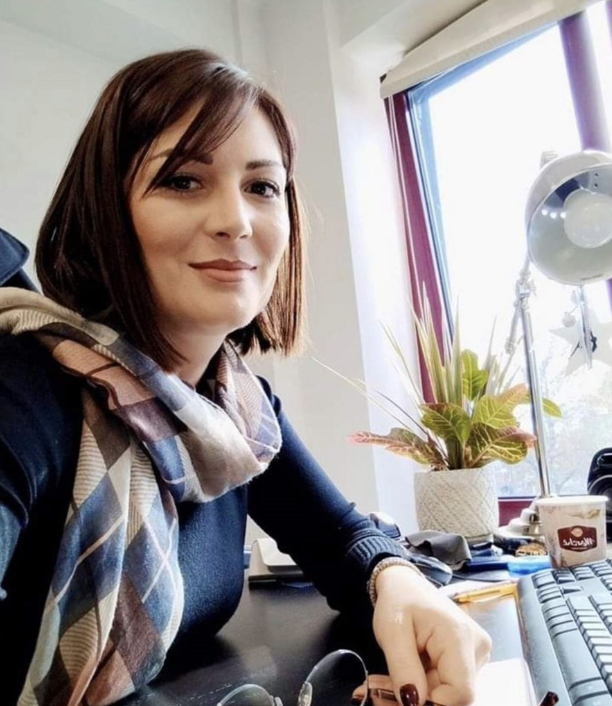 Η γραμματέας της Στέλλας Μπίζιου, Σωτηρία Παπαδοπούλου, στο γραφείο