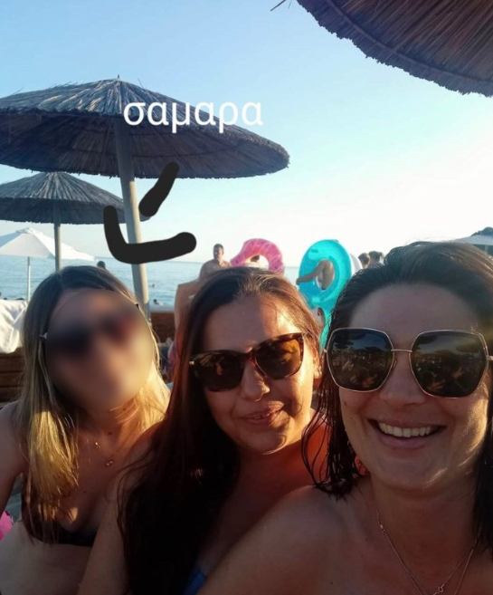 Η γραμματέας της Στέλλας Μπίζιου και η θυγατέρα του σταθμάρχη Λάρισας σε κάποια παραλία το καλοκαίρι