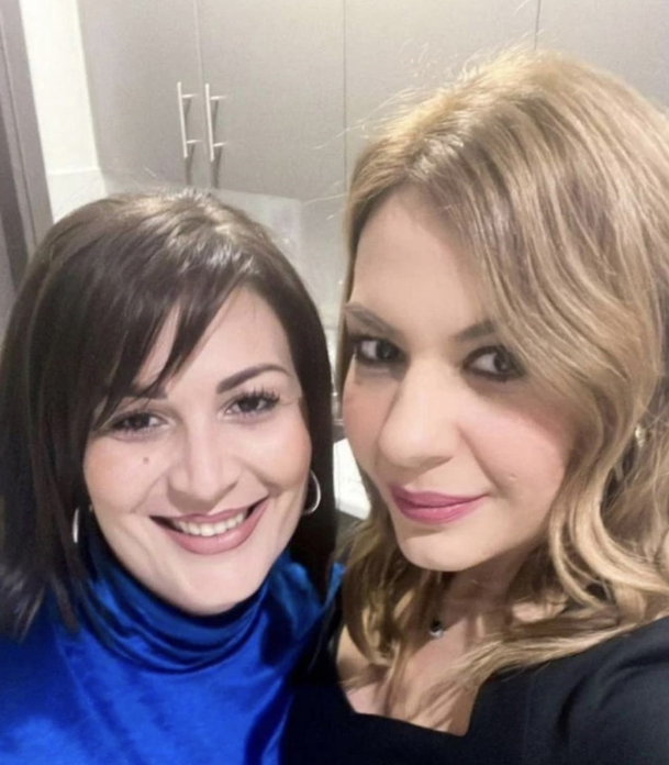 Η Στέλλα Μπίζιου σε μια πολύ φιλική πόζα με τη γραμματέα της