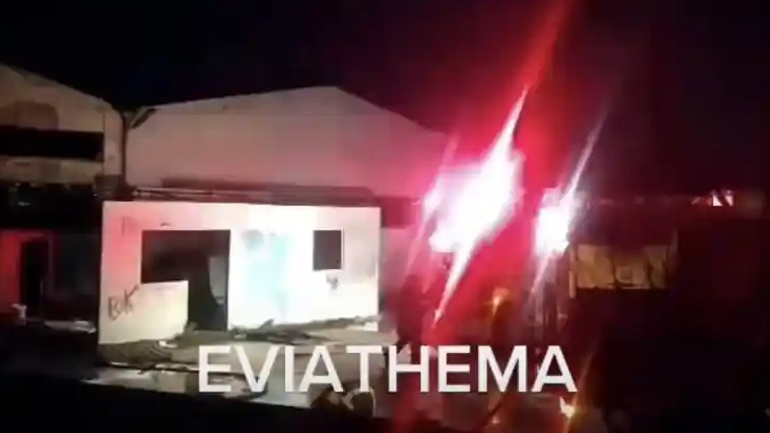 Φωτιά σε εργοστάσιο χρωμάτων στην Δροσιά Χαλκίδας – Αναφορές για εκρήξεις