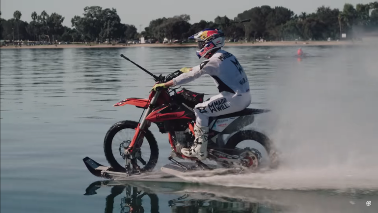 Οδηγώντας πάνω στο νερό