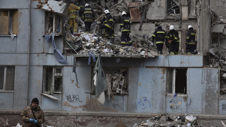 Ουκρανία: Στους 11 οι νεκροί από τη ρωσική πυραυλική επίθεση σε πολυκατοικία της Ζαπορίζια