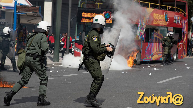 Καταγγελία: Άνδρας των ΜΑΤ πέταξε δακρυγόνο μέσα στο μετρό της Ομόνοιας