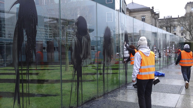 Βερολίνο: Ακτιβιστές έριξαν μαύρο υγρό στο μνημείο όπου είναι χαραγμένα τα άρθρα του Συντάγματος