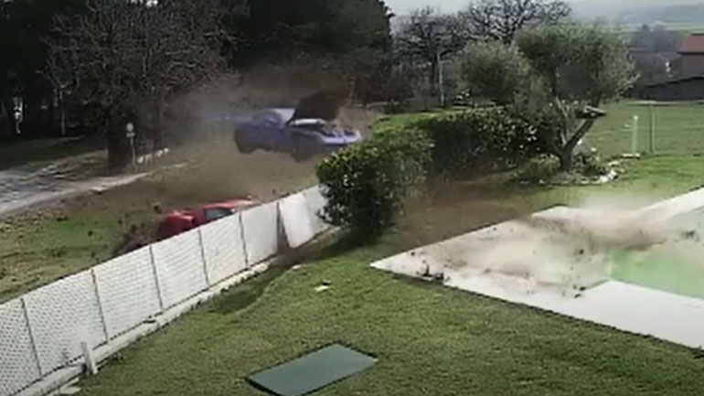 Απίστευτο βίντεο: Δύο Ferrari κάνουν κόντρα και καταλήγουν φλεγόμενες σε σπίτι μετά από άλμα
