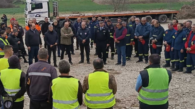 Ενός λεπτού σιγή από πυροσβέστες, διασώστες και εργαζόμενους στο σημείο της τραγωδίας στα Τέμπη