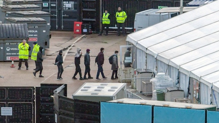 Το Λονδίνο επιθυμεί να αυστηροποιήσει κι άλλο τη μεταναστευτική του πολιτική