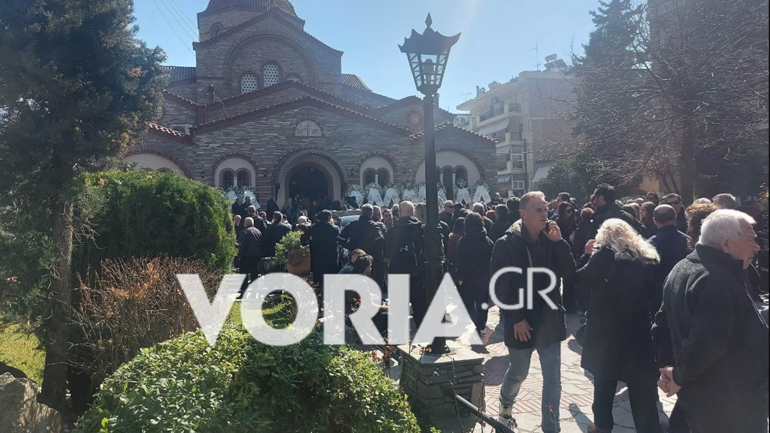 Τραγωδία στα Τέμπη: Θρήνος στην κηδεία του αστυνομικού και του 15χρονου γιου