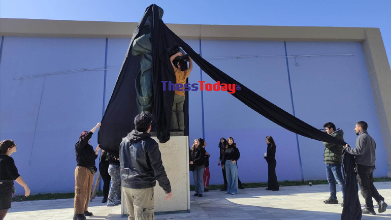 ΑΠΘ: Στα μαύρα ντύθηκε το άγαλμα του Αριστοτέλη για τους νεκρούς φοιτητές των Τεμπών