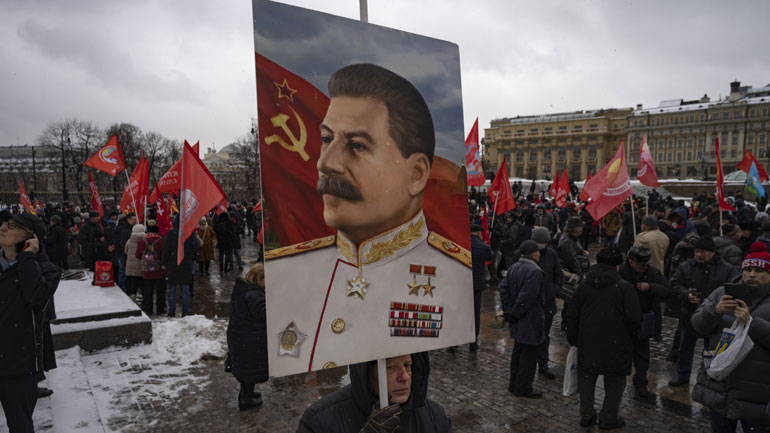 Εκατοντάδες Ρώσοι συγκεντρώθηκαν στην Κόκκινη Πλατεία για τα 70 χρόνια από τον θάνατο του Στάλιν