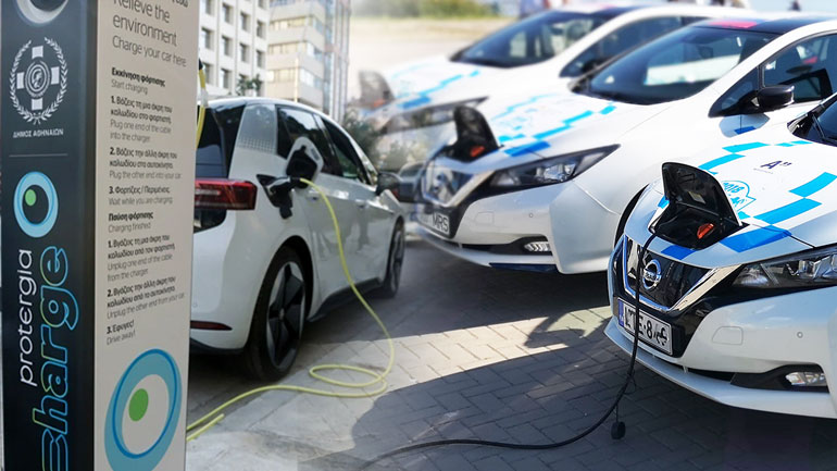 Ο Δήμος της Αθήνας παρατείνει για ένα χρόνο τη δωρεά φόρτιση των ηλεκτρικών οχημάτων σε 25 σταθμούς της Αθήνας