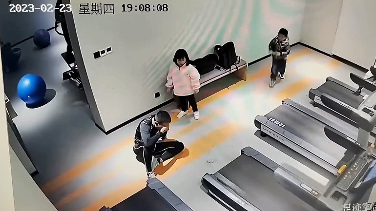 Mπάλα γυμναστικής εναντίον διάδρομου