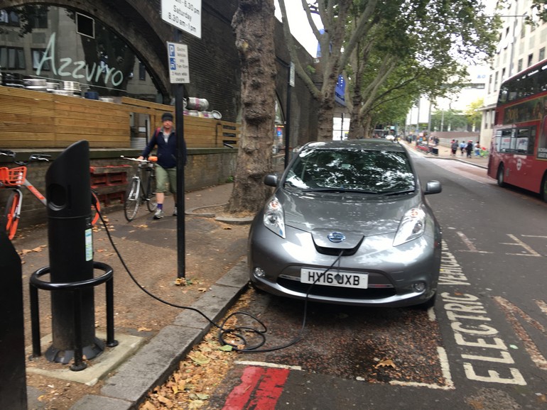 Μην μπερδεύεστε. Η φωτογραφία δεν είναι απο το Γαλάτσι. Είναι στο κέντρο του Λονδίνου που απαγορεύεται η στάθμευση. Επιτρέπεται μόνο για φόρτιση !!!