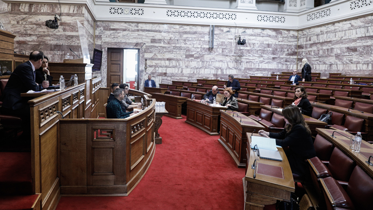 Βουλή: Ενός λεπτού σιγή στη μνήμη των θυμάτων της τραγωδίας στα Τέμπη -Αντιπαράθεση για τα αίτια και τις ευθύνες