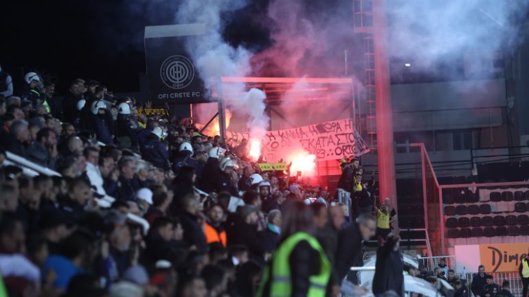 Πήγαν να δουν τον αγώνα ΟΦΗ – ΑΕΚ με φωτοβολίδες – Τέσσερις συλλήψεις