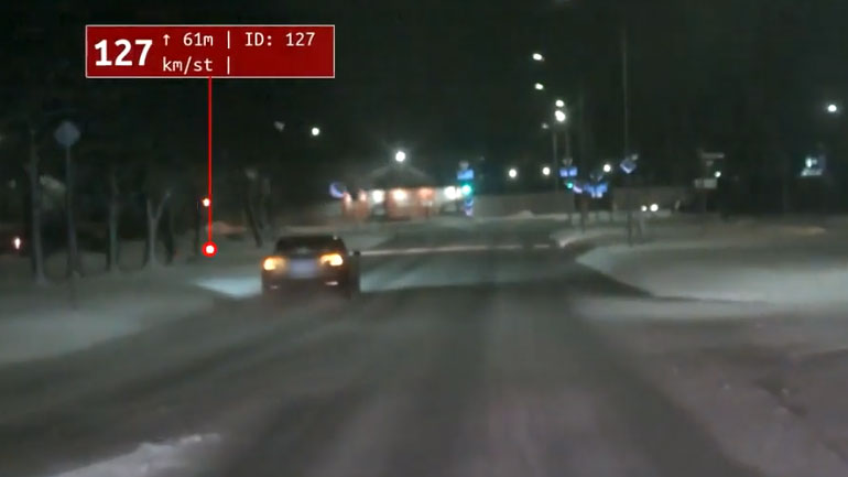 Πήρε Tesla και νόμιζε θα ξεφύγει από την αστυνομία – Την “πάτησε” όμως από τα χιόνια