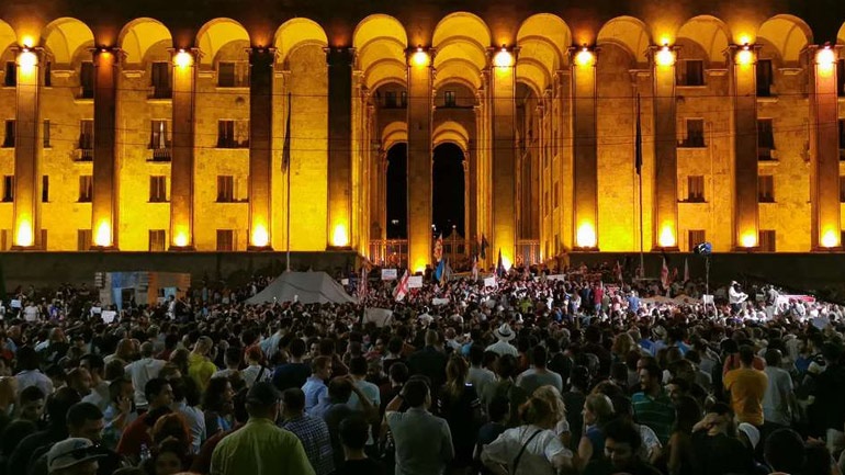 Γεωργία: Ψηφίστηκε σε πρώτη ανάγνωση ο νόμος περί ξένων πρακτόρων – Επεισόδια μεταξύ διαδηλωτών και αστυνομίας μετά την ψηφοφορία