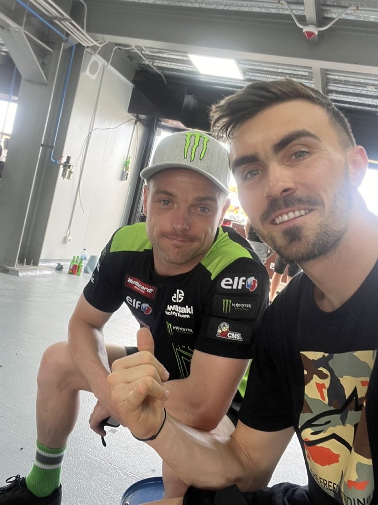 O Lowes προφανώς έχει ζητήσει συγνώμη από τον Baz και ο Γάλλος χαμογελάει παρά τα κατάγματα!