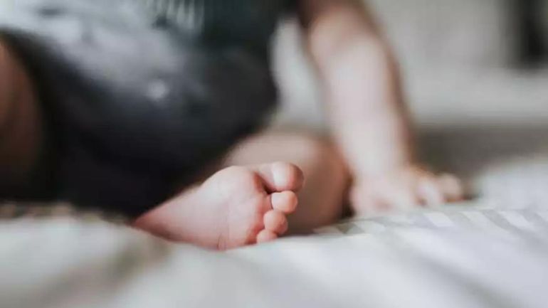 Τραγωδία στη Θεσσαλονίκη: Βρέφος έπεσε από τα χέρια του πατέρα του και πέθανε