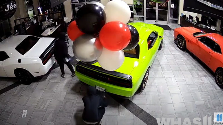 Κλέφτες για το βιβλίο Guinness: Έκλεψαν 6 sport αυτοκίνητα μέσα σε 45 δευτ. αλλά ξέμειναν από βενζίνη