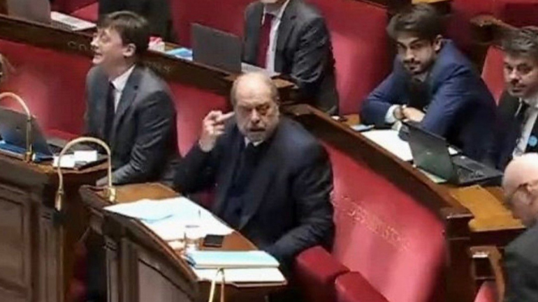 Γαλλική Εθνοσυνέλευση: Ο υπουργός Δικαιοσύνης έκανε άσεμνες χειρονομίες στον επικεφαλής των Ρεπουμπλικάνων