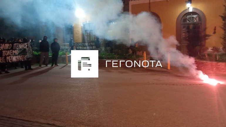 Σοβαρά επεισόδια στον Βόλο – Πετροπόλεμος νεαρών με τα ΜΑΤ