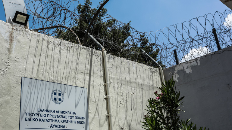 Συνελήφθησαν δύο άτομα που προσπάθησαν να περάσουν ναρκωτικά και κινητά τηλέφωνα στις φυλακές Αυλώνα μέσω φορτηγού τροφοδοσίας