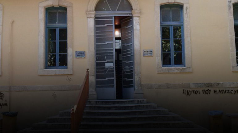 Χανιά: Στον εισαγγελέα ο 26χρονος που επιτέθηκε στη γυναίκα του και πήρε το μωρό τους