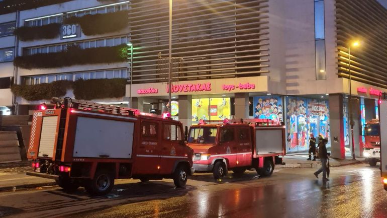 Κινητοποίηση της Πυροσβεστικής για φωτιά σε δώμα στο Μοναστηράκι