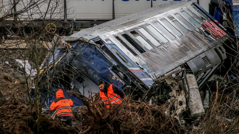 ΕΛ.ΑΣ: Συνολικά ταυτοποιήθηκαν 56 νεκροί στο σιδηροδρομικό δυστύχημα στα Τέμπη