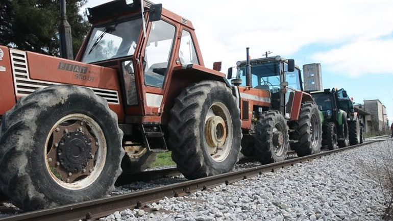 Αγρότες απέκλεισαν με τα τρακτέρ σιδηροδρομικές γραμμές