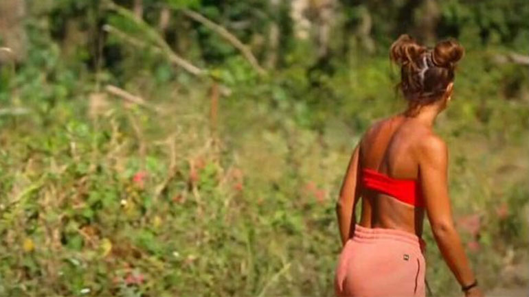 Survivor All Star: Η στιγμή που η Ελευθερία Ελευθερίου κρύβεται πίσω από θάμνους για να ακούσει συνεντεύξεις των παικτών