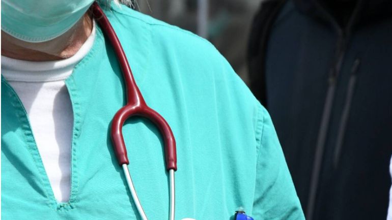 Δια βίου αφαίρεση άδειας σε αντιεμβολιαστή γιατρό του Βόλου – Η πρώτη απόφαση στη χώρα