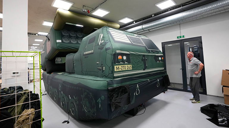 Οι Ουκρανοί ξεγελούν τους Ρώσους με… φουσκωτά τανκς Οι Ουκρανοί ξεγελούν τους Ρώσους με… φουσκωτά τανκς