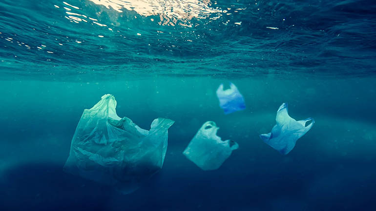 Τα πλαστικά που ρυπαίνουν τους ωκεανούς μπορεί σχεδόν να τριπλασιαστούν ως το 2040