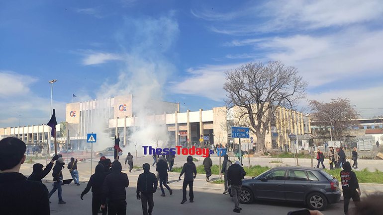 Επεισόδια στη Θεσσαλονίκη στην πορεία για τα Τέμπη