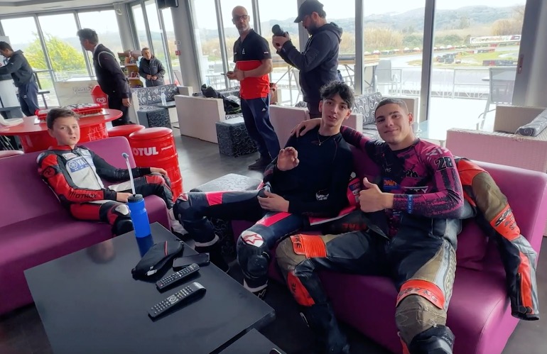 Ο Βασίλης Παντελεάκης κέρδισε το φλουρί και δίπλα του ο Σπύρος-Μάριος Φουρθιώτης