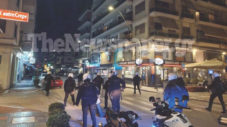 Επεισόδια μεταξύ αστυνομίας και κουκουλοφόρων στον Βόλο