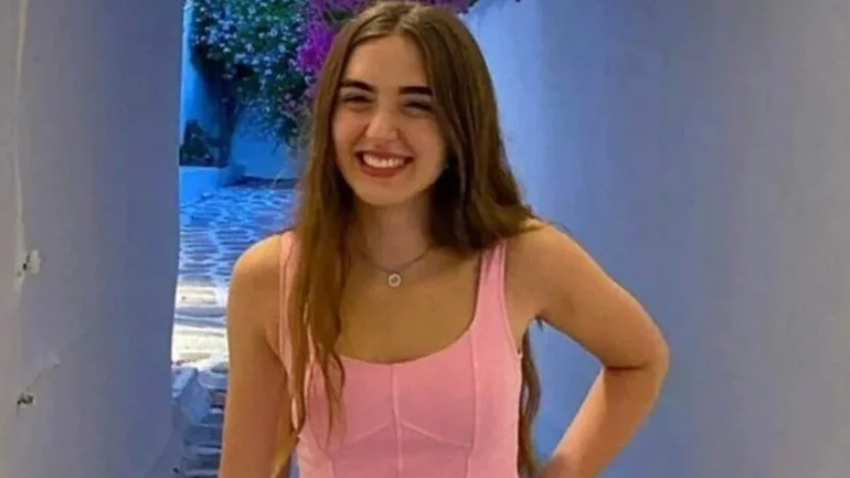 Τέμπη: «Έβαλα χαμογελαστό το παιδί μου στο τρένο και μου το έφεραν σε άσπρο φέρετρο» λέει ο πατέρας της 19χρονης Αναστασίας