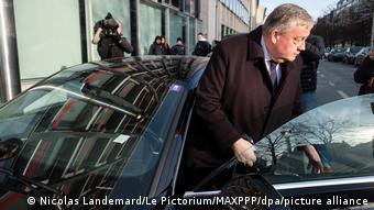 Ο Μαρκ Ταραμπέλα έξω από τα γραφεία του Σοσιαλιστικού Κόμματος τον περασμένο Δεκέμβριο